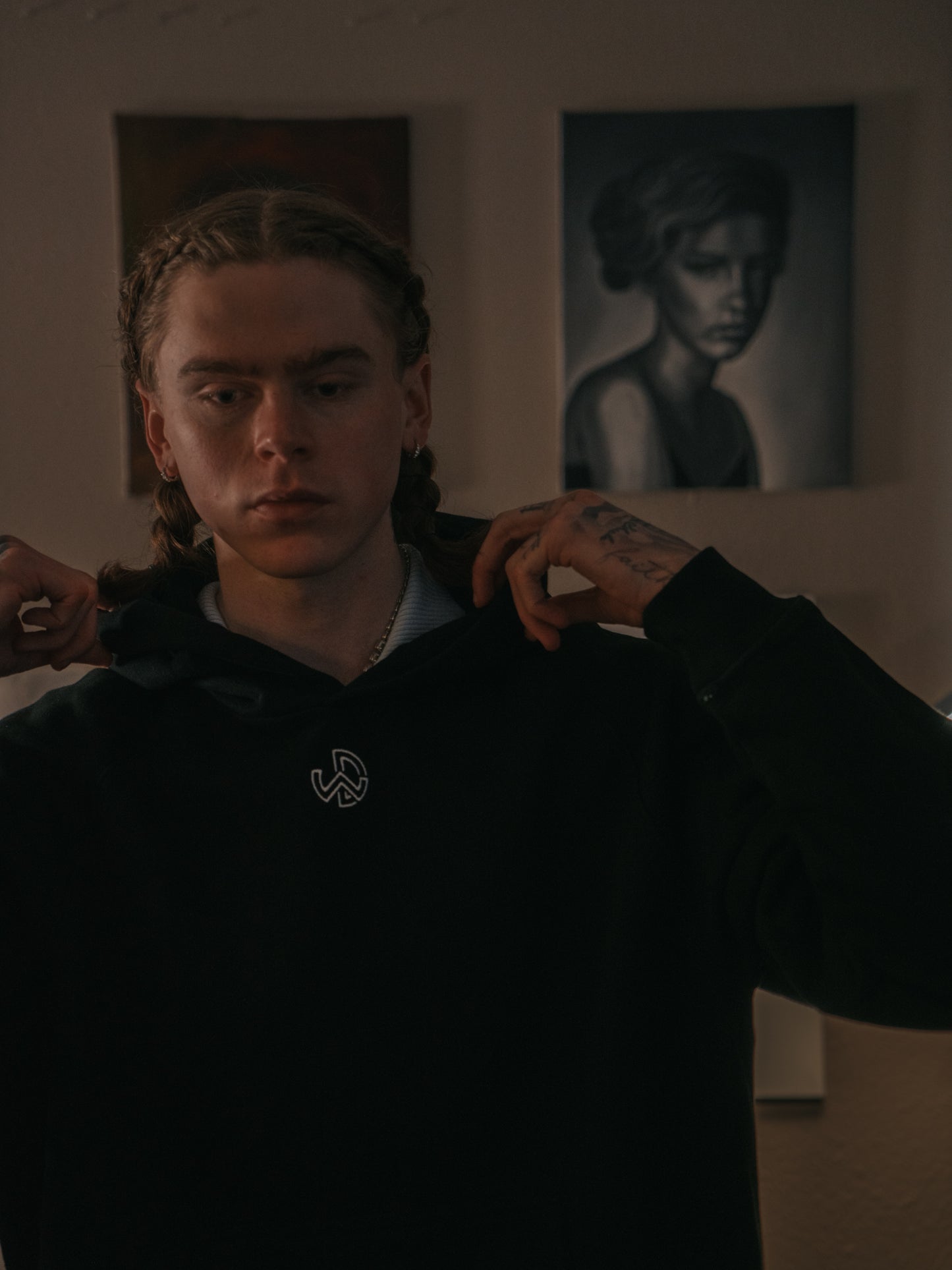 BLACK ESSENTIAL HOODIE