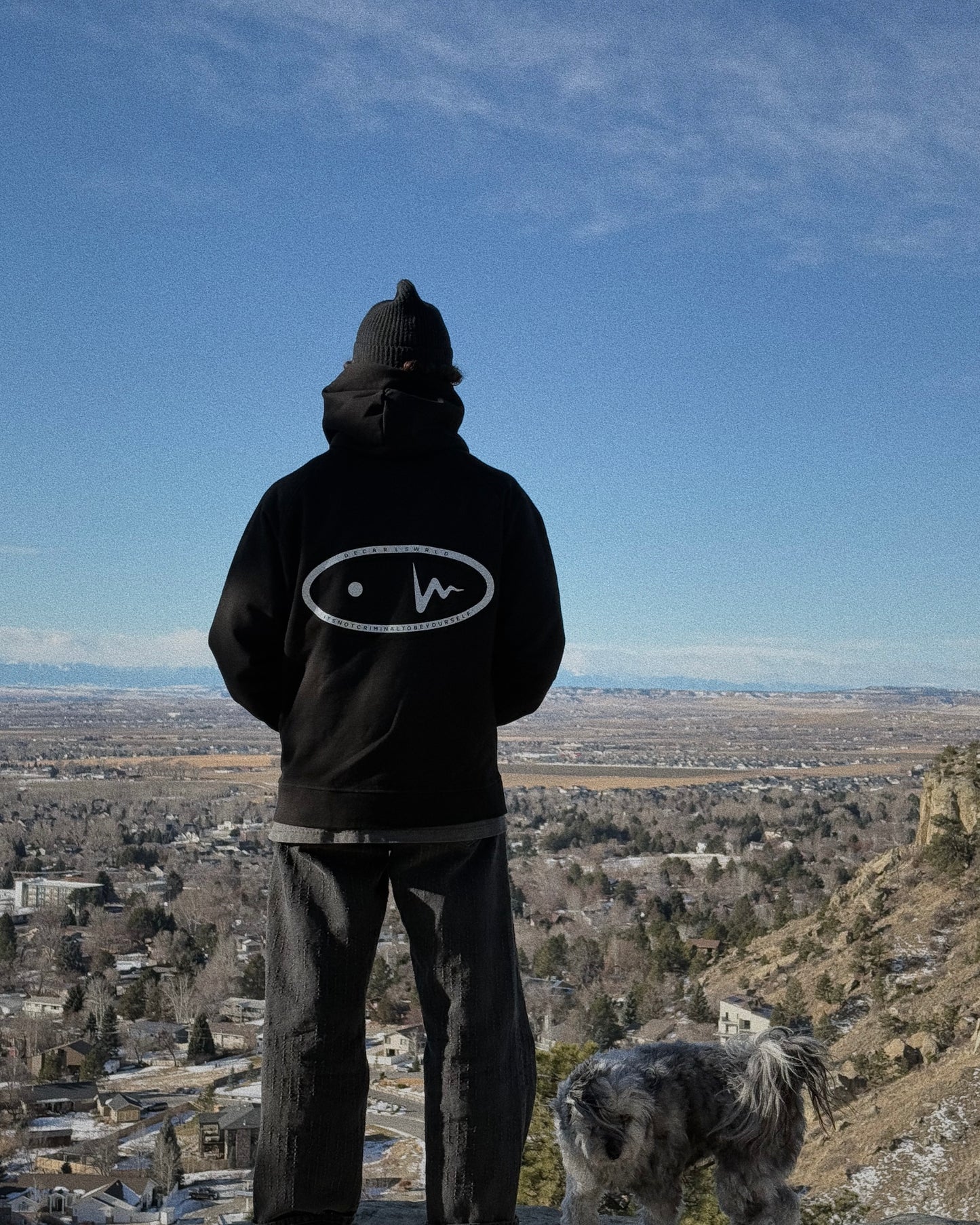 BLACK ESSENTIAL HOODIE